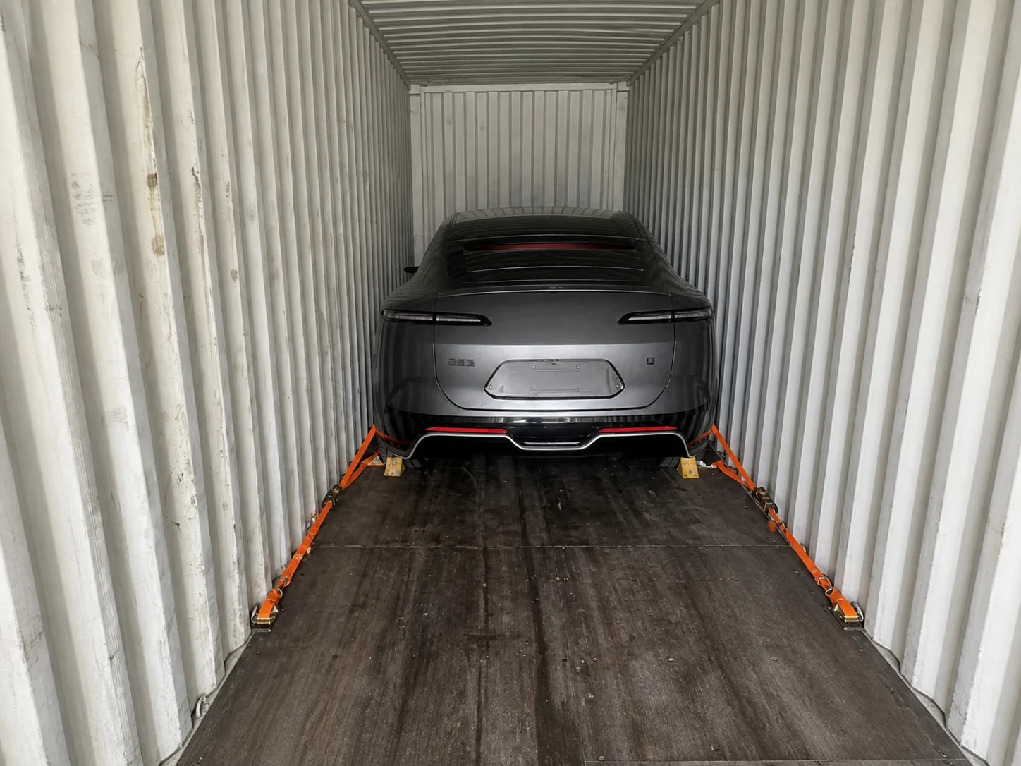Vehículo eléctrico asegurado dentro de un contenedor de transporte